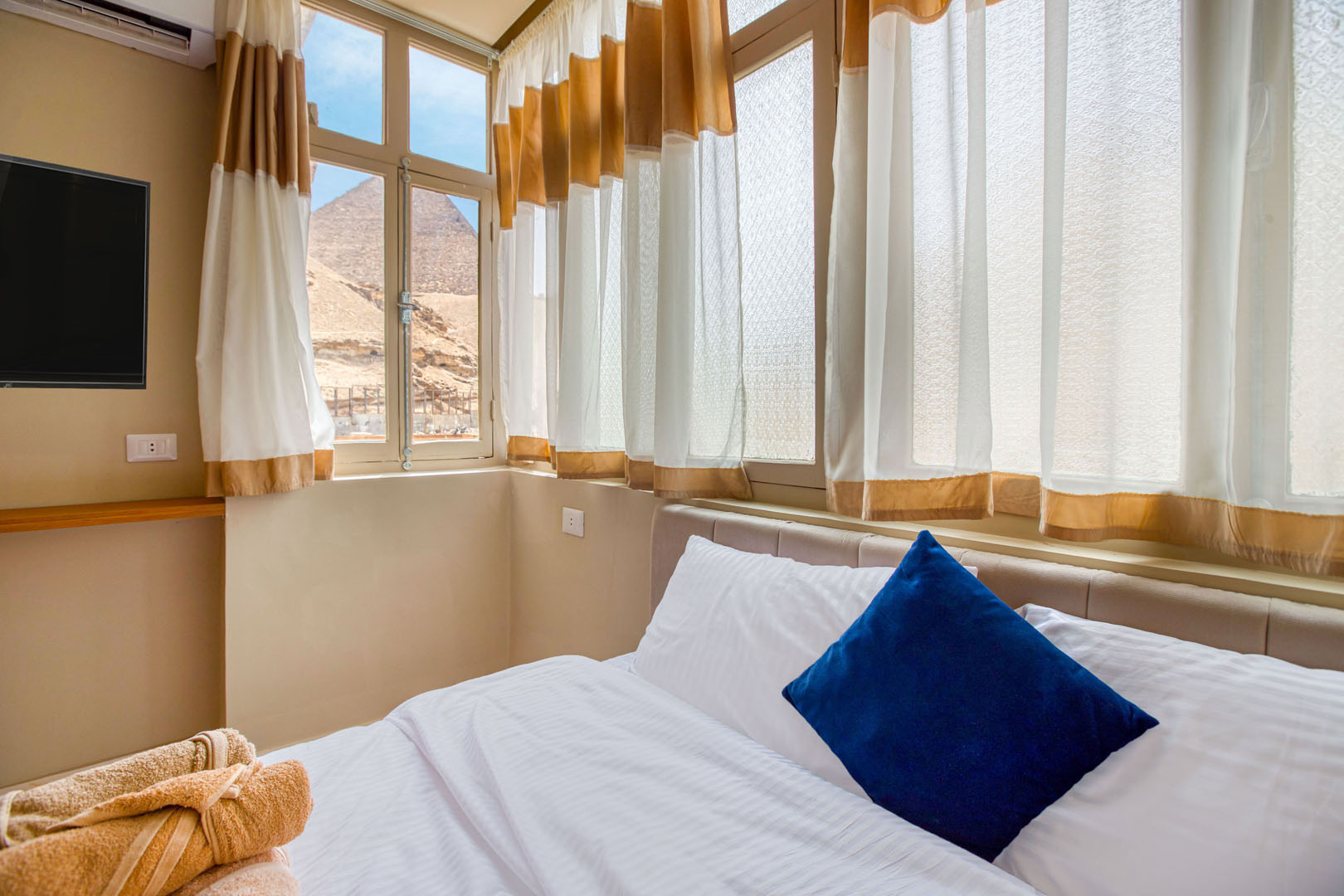 Queen Room - Pyramids View